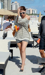 http://img148.imagevenue.com/loc518/th_311885131_Mischa_Barton_Bikini_Candids_on_the_Beach_in_Miami_December_27_2011_128_122_518lo.jpg