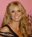 th_99443_fashiongallery_VSShow08_Arrivals_HeidiKlum-35_122_897lo.jpg